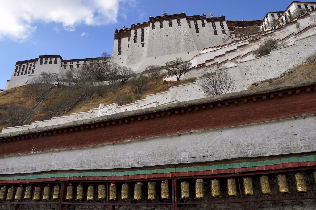 Cung điện Potala cất giữ nhiều báu vật như: gần 700 bức tranh, kinh sách Phật giáo được viết tay từ nhiều thế kỷ trước, đồ cổ, tác phẩm điêu khác giá trị...