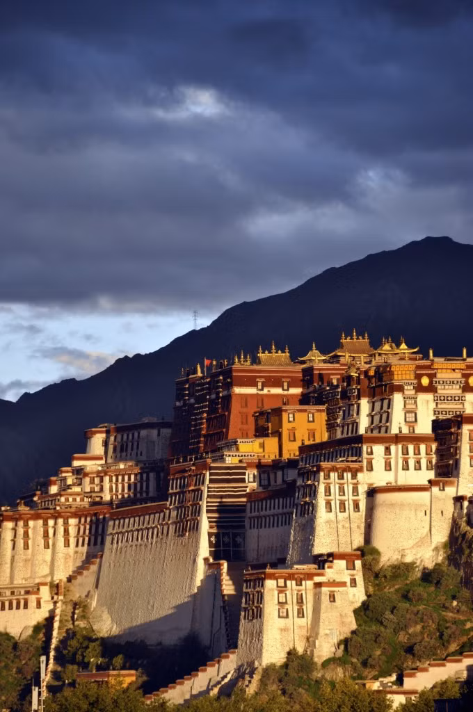 Cung điện Potala được xây dựng ở độ cao 3.600m so với mực nước biển. Theo đó, đây là cung điện được xây ở độ cao nhất thế giới. Theo quan niệm của người xưa, vị trí càng cao càng gần với các vị thần.