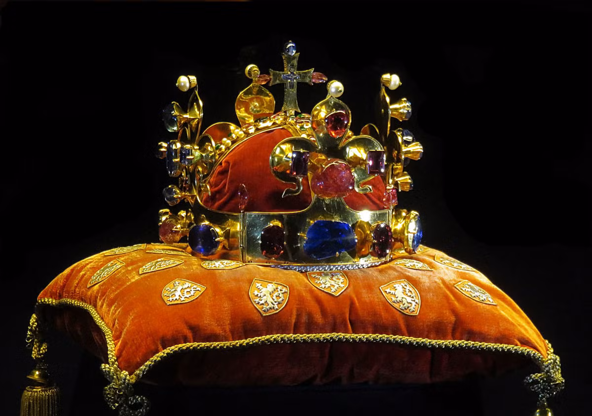Bảo vật quý giá này được chế tác vào năm 1347 nhằm phục vụ hoàng đế Charles V khi ông lên ngôi vua.