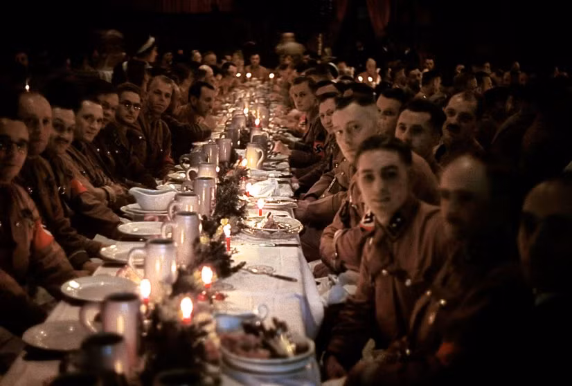 Các tướng tá của trùm phát xít Hitler thưởng thức các món ăn trong bữa tiệc Giáng sinh.