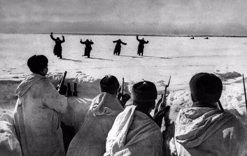 Đến giữa năm 1944, sau khi đánh bại phát xít Đức ra khỏi lãnh thổ, Hồng quân Liên Xô cũng đẩy lui lực lượng Phần Lan khỏi lãnh thổ Karelia.