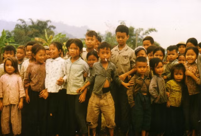 Trẻ em ở Thái Nguyên thích thú và tò mò khi được Günter Mosler chụp ảnh vào khoảng những năm 1973 - 1974.