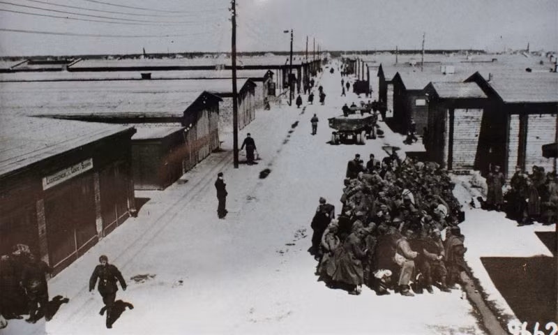 Trong Thế chiến 2, trùm phát xít Hitler và chính quyền Đức quốc xã tàn sát hàng triệu người dân vô tội ở Đức và nhiều nước trên thế giới. Theo đó, khoảng 6 triệu người Do Thái bị phát xít Đức thảm sát đẫm máu trong các trại tập trung khét tiếng ở Đức và các nước chiếm đóng.