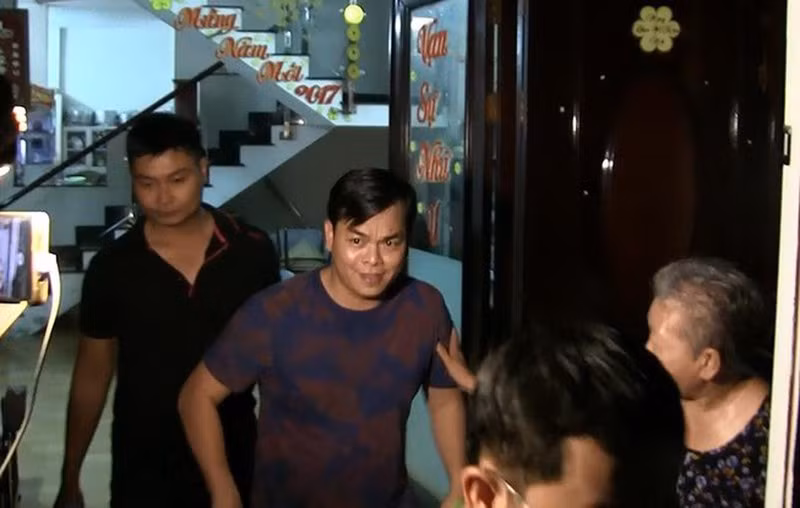 Chiều 10/4/2019, công an khám xét nhà của Phúc ở xã Bà Điểm (huyện Hóc Môn) thì phát hiện 20 viên thuốc lắc, 10 gói ma túy loại ketamin. Tại nhà của Tài, nhiều vũ khí như súng, đạn, kiếm, bình xịt hơi cay, áo giáp… cũng bị phát hiện. 