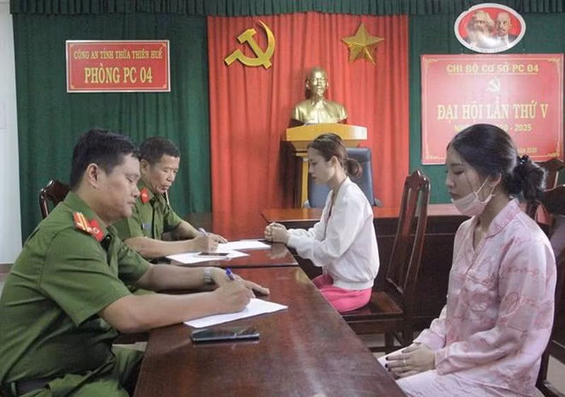 Trước đó, vào khoảng 13h35 ngày 8/6, lực lượng phòng Cảnh sát điều tra tội phạm về ma túy Công an tỉnh Thừa Thiên - Huế đã bất ngờ ập vào nhà nghỉ Huế Xưa nằm trên đường Điềm Phùng Thị, TP.Huế để kiểm tra.