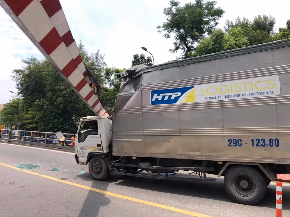 Trao đổi với PV, một cán bộ CSGT Đội 3 cho biết, ngay sau khi đâm sập khung sắt này, tài xế xe tải đã bỏ trốn khỏi hiện trường, các lực lượng chức năng, bao gồm cả y tế đang tiến hành tìm tài xế này để làm rõ vụ việc.