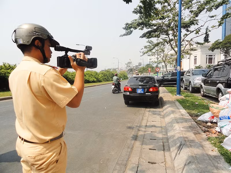Theo lãnh đạo Cục CSGT, các thiết bị giám sát cảnh sát giao thông làm nhiệm vụ sẽ bao gồm hệ thống camera giám sát lắp đặt trên mọi tuyến đường, camera hành trình, loại đeo trên người cảnh sát và camera cầm tay. Nếu Luật được thông qua, Bộ Công an sẽ xây dựng các quy định, văn bản để hướng dẫn việc ghi âm, ghi hình và gắn với các chế tài xử lý với các trường hợp cố tình không chấp hành ghi hình khi làm nhiệm vụ.
