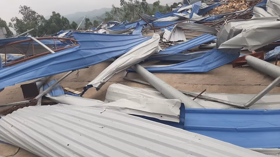 Các mái tôn bị đánh bật bay lên không trung.