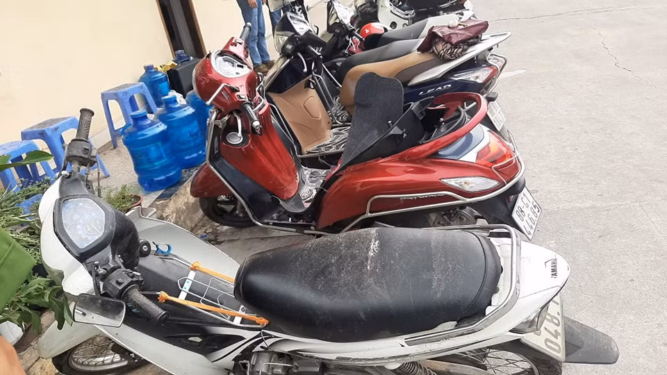 Những chiếc xe máy cũng bị ảnh hưởng bởi cơn lốc xoáy.