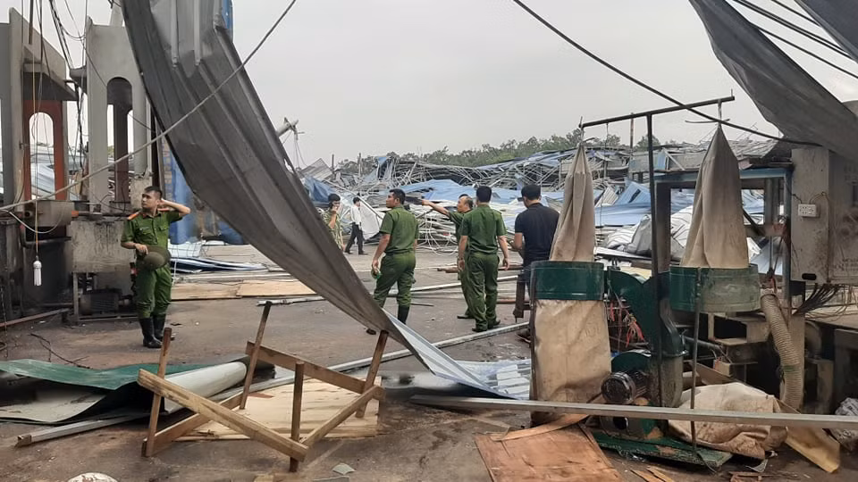 Cơ quan chức năng cùng chính quyền địa phương xuống xem xét lại hiện trường sau cơn lốc xoáy.