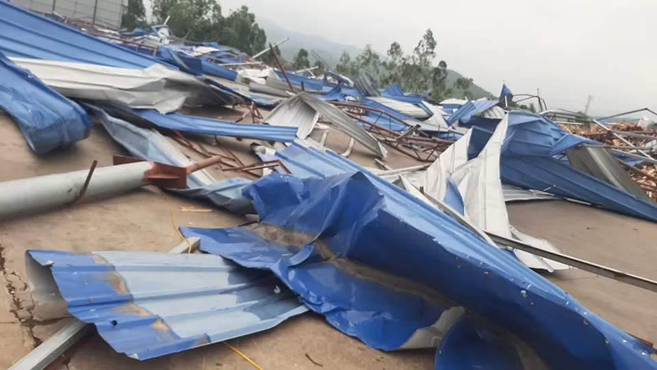 Cơn lốc quá mạnh làm sập phần mái tôn nhà xưởng của một công ty gỗ ép. Vụ việc làm 3 người tử vong, khoảng 20 người khác bị thương.