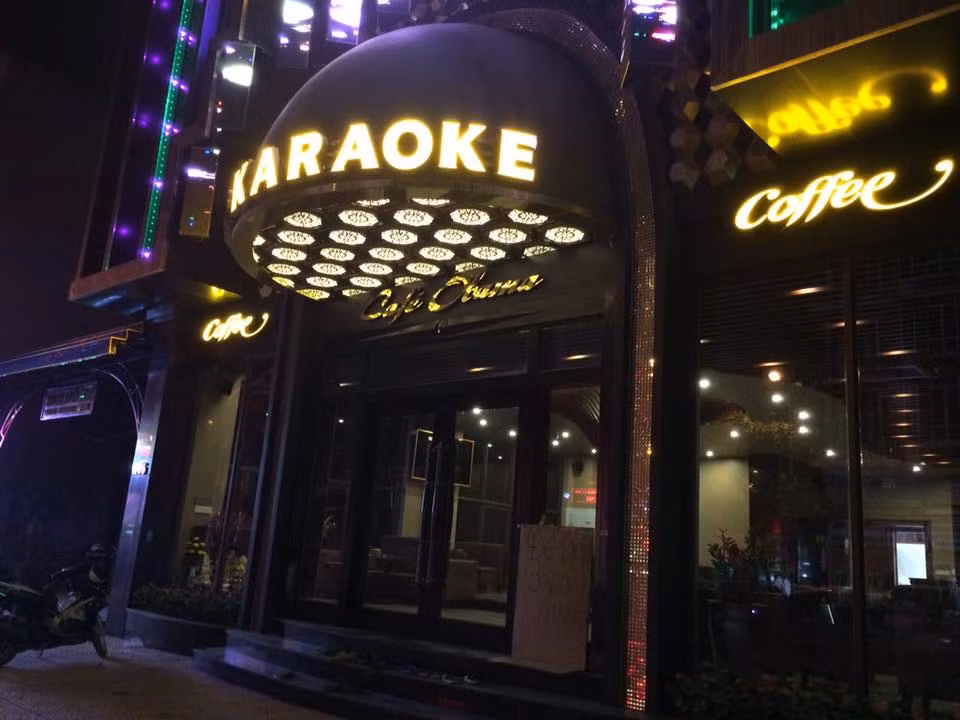 1. Thủ tướng đồng ý mở lại dịch vụ karaoke, vũ trường: Phát biểu kết luận cuộc họp Thường trực Chính phủ sáng nay về phòng, chống dịch COVID-19, Thủ tướng Nguyễn Xuân Phúc đồng ý cho phép các cơ sở kinh doanh dịch vụ karaoke, vũ trường hoạt động trở lại… Tuy nhiên, Thủ tướng chỉ đạo Bộ Công an và các cơ quan chức năng kiểm soát những hành vi vi phạm pháp luật tại các cơ sở này, đặc biệt là buôn bán, sử dụng ma túy.