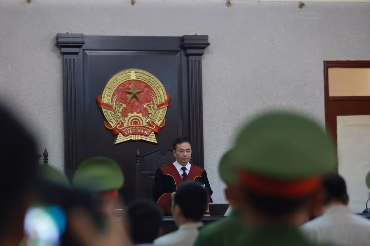 Tại phần thủ tục, theo thông báo của chủ tọa, luật sư được chỉ định bào chữa cho bị cáo Vì Thị Thu có đơn xin hoãn vì mẹ của luật sư nhập viện cấp cứu, chưa có thời gian nghiên cứu hồ sơ. Vì bị cáo Thu bị truy tố khung hình phạt đến tử hình nên bắt buộc phải có người bào chữa. Vì thế,
