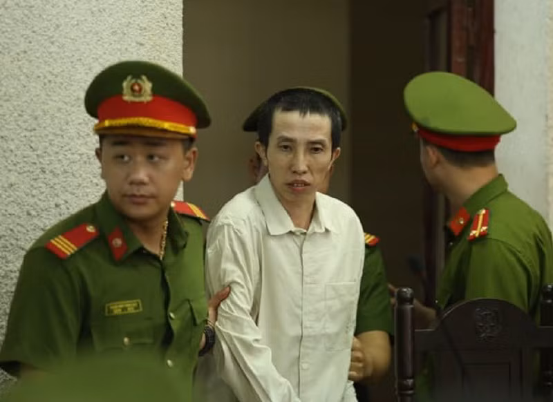 Bùi Văn Công không kháng cáo, được triệu tập với tư cách người làm chứng. Hồ sơ vụ án cho thấy giữa tháng 5/2017, Công đi xe máy đến nhà Hiền để hỏi mua gà. Tại đây, bị cáo Hiền hỏi Công “có heroin bán không”, nếu có thì mua bốn bánh. Hai bên thống nhất giá mua là 160 triệu đồng/bánh.