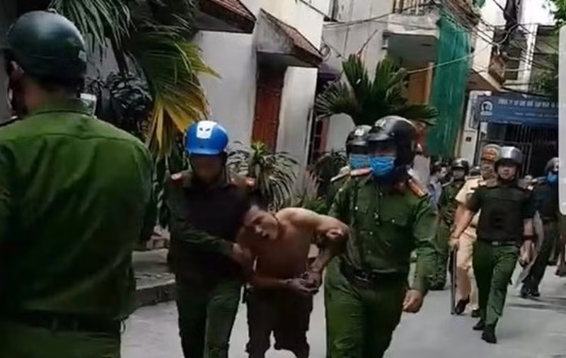 9. “Ngáo đá” cầm dao tấn công công an: Vào khoảng 4h sáng ngày 9/6, đối tượng Tăng Bá Hưng (SN 1980, tỉnh Hải Dương) “ngáo đá” đang cầm dao uy hiếp vợ chồng anh Nguyễn Kim Long tại phường Ngọc Châu (TP Hải Dương). Nhân lúc sơ hở, vợ chồng anh thoát được ra ngoài nhà, còn hắn cố thủ trong nhà. Sau hơn 2 tiếng, đối tượng bất ngờ thoát ra khỏi nhà, trên tay cầm 2 con dao nhằm thẳng lực lượng công an tấn công. Các trinh sát nhanh chóng dùng lá chắn đỡ và khống chế hắn.