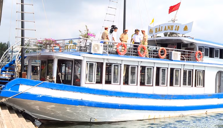 6. Ăn bớt thời gian, tàu du lịch bị đình chỉ hoạt động: TP Hạ Long, Quảng Ninh vừa đề nghị Cảng vụ đường thủy nội địa không cấp phép rời cảng đối với tàu Hải Anh 10 trong 90 ngày do phát hiện tàu này ăn bớt thời gian lịch trình của khách. Theo một tài khoản Facebook, cơ sở lưu trú OYO Hải Anh VIP (phường Bãi Cháy) tự ý hủy phòng không thông báo cho khách, tàu Hải Anh 10 có dấu hiệu tăng giá vé tham quan vịnh Hạ Long, "ăn bớt" thời gian lịch trình của khách.