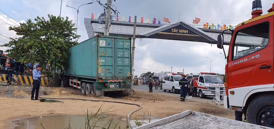 Xe tải 69C tiếp tục lao về phía trước tông vào xe tải mang BKS: 48C đang chuẩn bị dừng bên đường khiến phương tiện này cuốn 4 xe máy vào gầm. Tuy nhiên, xe 69C vẫn tiếp tục chạy gần 1 km thì lái xe cho phương tiện lao xuống vực rồi lật nghiêng. 