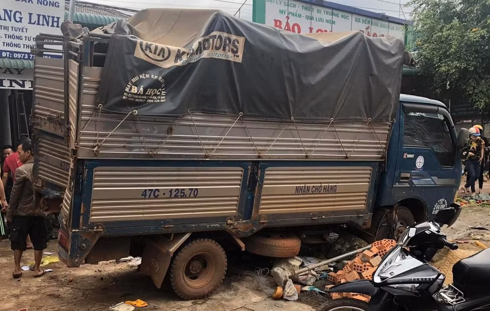 Ngày 17/6, Công an huyện Đắk Mil (Đắk Nông) khởi tố bị can, tạm giam Ngô Văn Bền (27 tuổi, quê Cà Mau) để điều tra về tội Vi phạm quy định về điều khiển giao thông tham gia đường bộ. Bền là tài xế lái xe tải gây tai nạn liên hoàn nói trên.