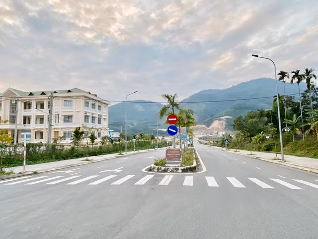  Bắt nhiều cán bộ, giáo viên tham gia đánh bạc ở Quảng Ngãi: Ngày 23/5, Công an huyện Sơn Tây (Quảng Ngãi) cho biết, đơn vị vừa bắt quả tang một vụ đánh bạc có nhiều cán bộ, giáo viên tham gia.