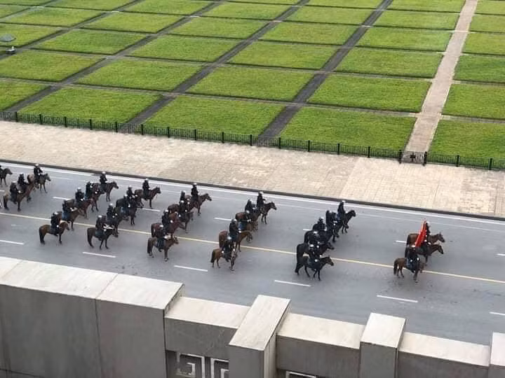 Sáng 8/6: Đội kỵ binh sẽ diễu hành trước nhà Quốc hội Sang 8/6: Doi ky binh se dieu hanh truoc nha Quoc hoi