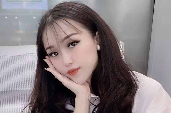 6. Khởi tố kiều nữ buôn ma túy: Hôm nay, công an tỉnh Thừa Thiên Huế xác nhận khởi tố bị can, tạm giam hai tháng với Hoàng Nguyễn Minh Hằng (21 tuổi) và đồng bọn. Hằng chính là sinh viên năm 2 trường Cao đẳng du lịch Huế bị cảnh sát bắt với tang vật hơn 1.300 viên thuốc lắc, gần 500 triệu đồng tại một nhà nghỉ trên đường Điềm Phùng Thị, Huế. Trên facebook, Hằng luôn có cuộc sống sang chảnh, xinh đẹp. >>> Xem thêm video: Nóng mắt cảnh thiếu nữ Việt ăn mặc phản cảm | VTC