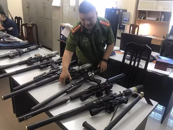 Cơ quan công an đã thu giữ hơn 500 nòng, khung súng, 19 bình chứa khí, 16 ống giảm thanh, 6 ống ngắm, 14 van khí, 1 bộ máy tính, 1 bộ khắc laze....và một số tang vật liên quan. Công an quận Thanh Xuân đang củng cố tài liệu hồ sơ xử lý vụ việc theo quy định của pháp luật.