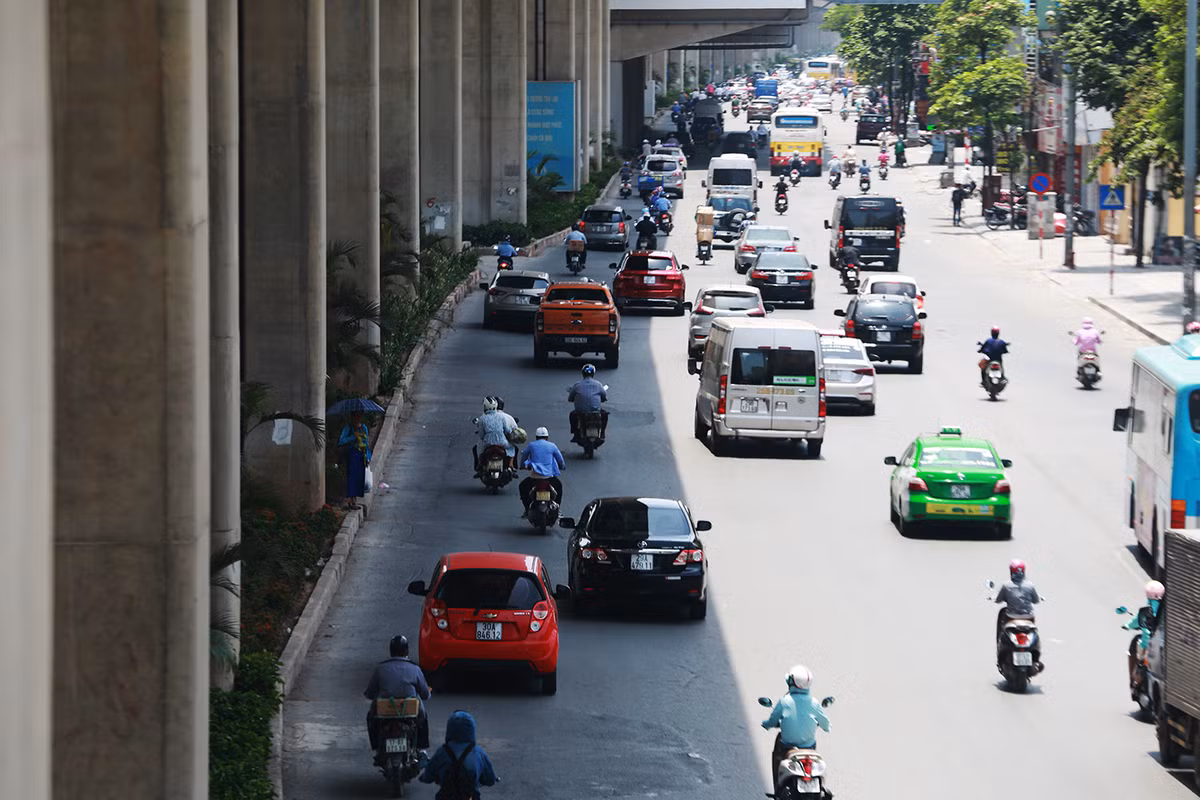 Để nhừơng đất cho dự án đường sắt trên cao, nhiều cây xanh đã bị chặt hoặc di dời. Điều người dân mong chờ là được sử dụng đường sắt đô thị chứ không phải bóng râm mà dự án nghìn tỷ này đem lại.