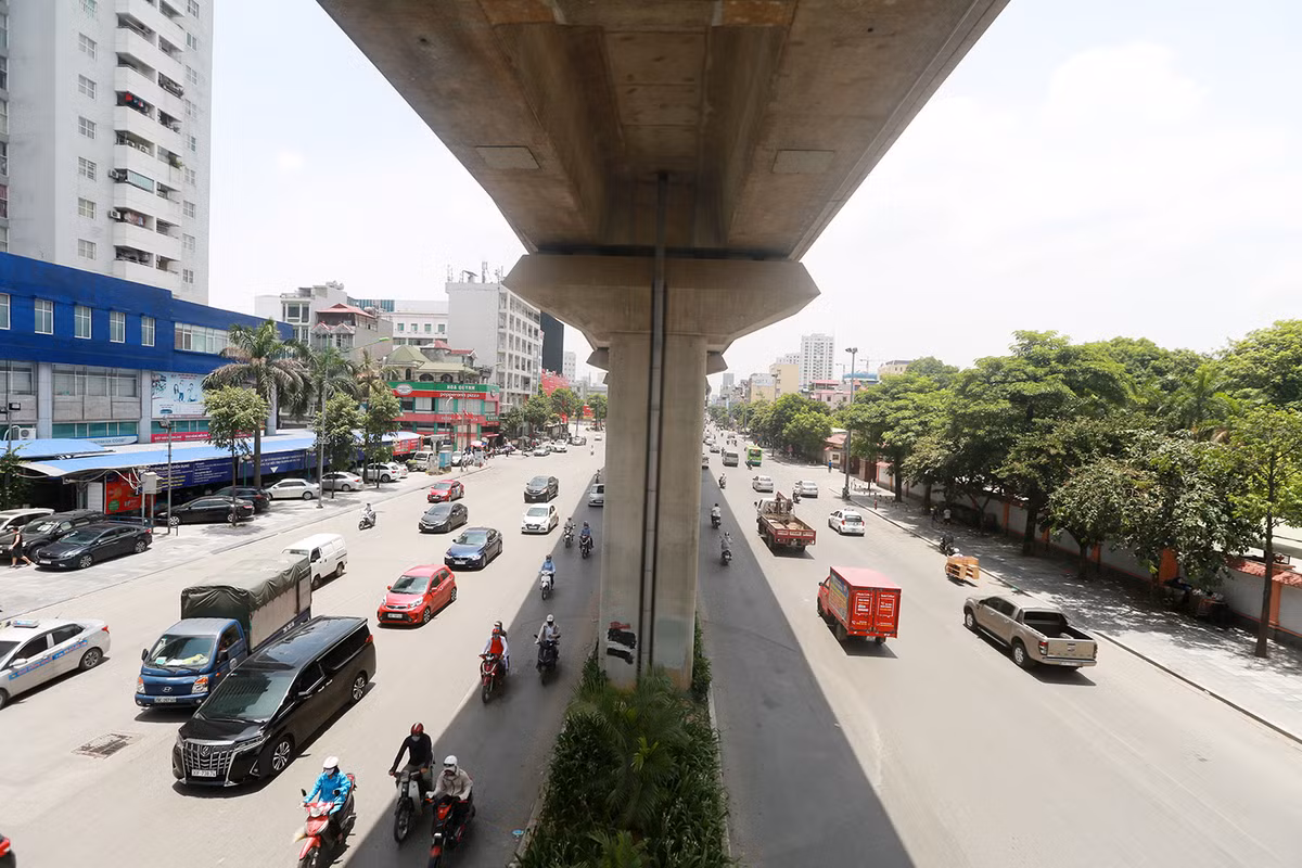 Làm nghề xe ôm trên đường Nguyễn Trãi, nơi tuyến đường sắt chạy qua, anh Tô Mạnh Linh (Hoài Đức, Hà Nội) chua xót: "Đường sắt trên cao ngoài tác dụng để che nắng thì chẳng có tích sự gì cả. Dân chờ đợi mỏi mòn bao năm mà vẫn không thấy chạy."