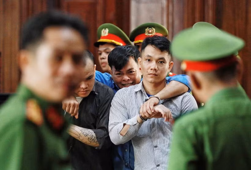 6. Xét xử vụ Phúc XO, nhân viên phải nộp tiền tiếp khách: Sáng nay, Phúc XO cùng 12 đồng phạm được đưa đến TAND TP.HCM trong phiên tòa sơ thẩm. Phúc XO không thể tự đi do đau chân, hai đồng phạm phải dìu vào tòa. Bị cáo Trần Thị Quỳnh (nhân viên quán karaoke do Phúc "XO" làm chủ) khai nhận mới vào làm khoảng 20 ngày. Tại quán, Quỳnh đảm nhận việc rót bia cho khách, không hưởng lương, mỗi ngày nộp lại 100.000đ.