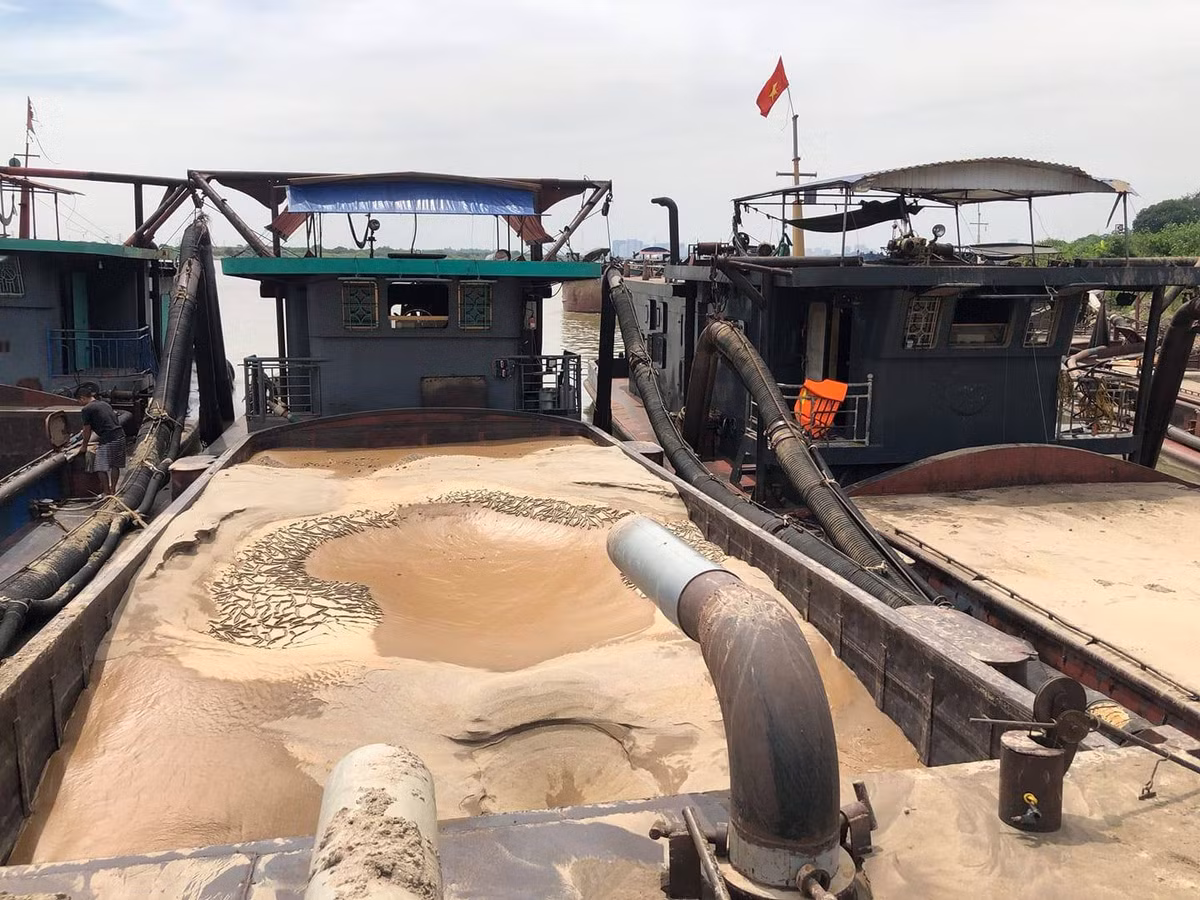 “Cát tặc” trên sông Hồng bị CSGT đường thủy bắt quả tang “Cat tac” tren song Hong bi CSGT duong thuy bat qua tang