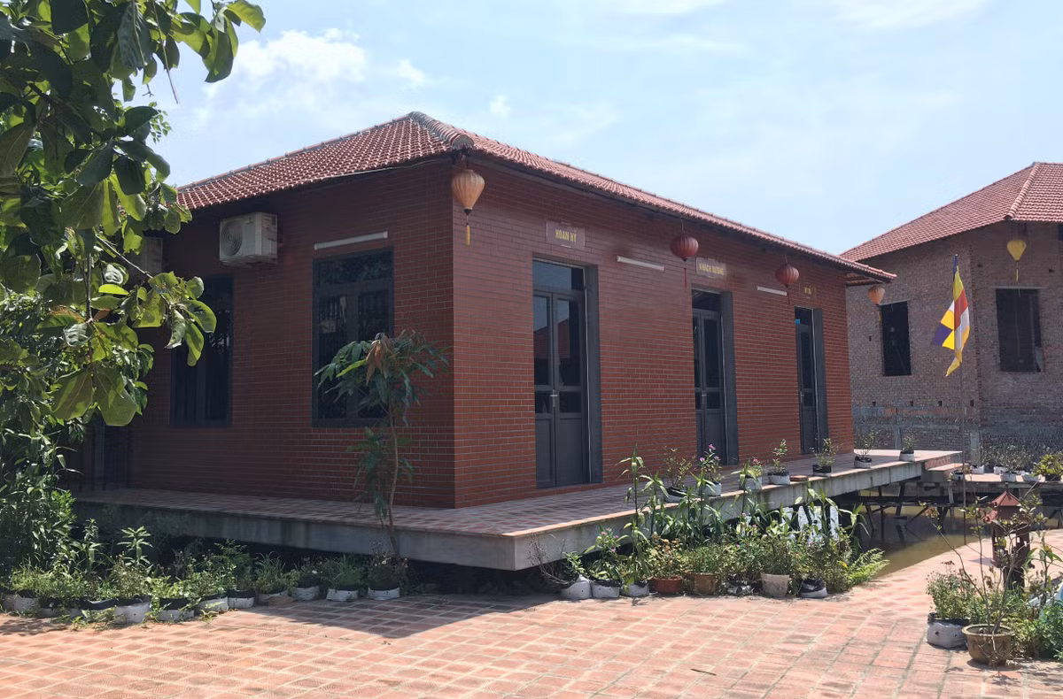 Một điện trong chùa Nga Hoàng đóng cửa kín