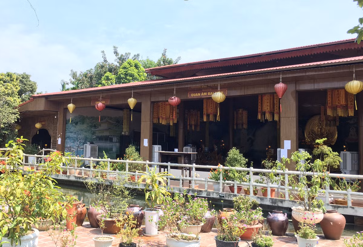 Chánh điện khá khang trang của chùa Nga Hoàng và đang do bà Lĩnh quản lý
