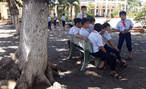 6. Tạm giữ hình sự thầy giáo dạy sinh học dâm ô: Công an huyện Dương Minh Châu (Tây Ninh) đã tạm giữ hình sự đối với ông Nguyễn Hoàng Nhựt, giáo viên dạy môn sinh học của Trường THCS Phước Minh để điều tra hành vi dâm ô với người dưới 16 tuổi. Nhiều học sinh nam tố thầy giáo dạy sinh học dâm ô bằng cách “nhờ chỉnh lại khóa quần”. Sau đó ông dụ học sinh quan hệ tình dục. Ảnh học sinh tại trường Phước Minh.