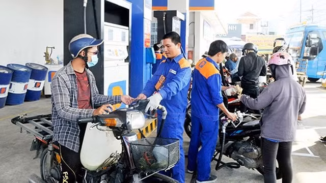 Gia xang tang lan thu 4 lien tiep, sap cham nguong 15 nghin dong/lit