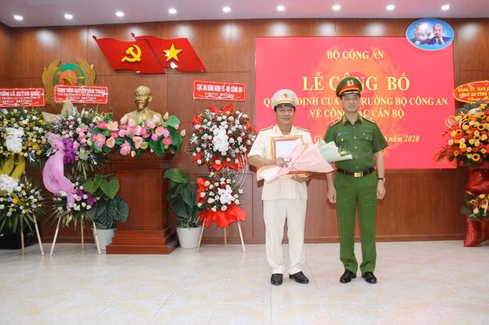Bộ trưởng Bộ Công an có quyết định điều động, bổ nhiệm đại tá Đỗ Triệu Phong, Phó Cục trưởng Cục An ninh kinh tế - Bộ Công an đến nhận công tác và giữ chức vụ Giám đốc Công an tỉnh Kiên Giang.