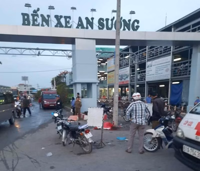 6. Lái xe công nghệ bị đâm gục trước cổng bến xe: Sáng nay, anh M.T.T. (SN 1977, ngụ huyện Hóc Môn, là tài xế ô tô công nghệ) và 1 người đàn ông (chưa rõ danh tính) xảy ra mâu thuẫn ở gần cổng Bến xe An Sương (TPHCM) nên xảy ra đánh nhau. Nam tài xế ô tô công nghệ bị người đàn ông dùng hung khí đâm gục tại chỗ và tử vong. Người đàn ông gây án vội tẩu thoát khỏi hiện trường. Hiện công an đang điều tra truy xét đối tượng bỏ trốn trên.