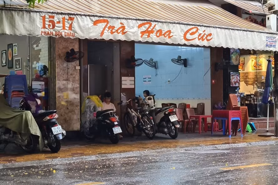 5. Đại ca số má Hải Phòng bị trúng đạn: Vụ nổ súng xảy ra vào khoảng 8h ngày 14/6, tại quán trà trên đường Phan Bội Châu, TP Hải Phòng. Nhân chứng cho hay, họ đang ngồi uống nước thì nghe hai tiếng súng. Một vị khách nam trong quán trúng đạn và gục xuống. Kẻ lạ mặt gây ra vụ việc nhanh chóng tẩu thoát. Được biết, nạn nhân tên L. "Nam", từng là đại ca có "số má" ở Hải Phòng. Năm 2008, ông này bị tạt axit và phải sang nước ngoài phẫu thuật.