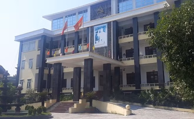 Bí thư Đoàn ngoại tình có 2 con rơi: Ủy ban Kiểm tra Tỉnh ủy Thanh Hóa cũng kỷ luật, khai trừ Đảng bà Nguyễn Thị Hà (38 tuổi), Bí thư Huyện đoàn Yên Định vì ngoại tình. Chồng bà Hà cho biết, hai người chung sống nhiều năm, nhưng kết quả xét nghiệm ADN 2 cháu bé sinh đôi 7 tuổi lại không cùng huyết thống với ông.