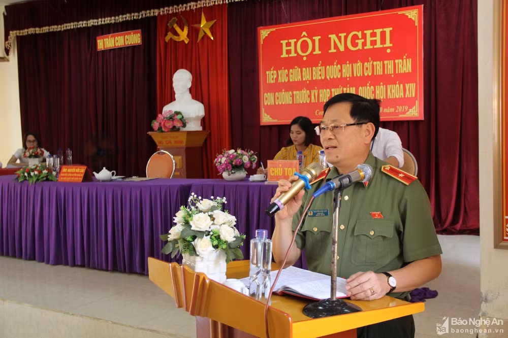 Giám đốc Công an tỉnh Nghệ An Nguyễn Hữu Cầu sinh năm 1962, quê Nghệ An; ông tốt nghiệp Đại học Cảnh sát nhân dân.