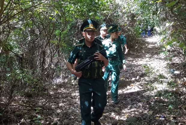 Đại tá Trần Mưu cho hay, đây là kẻ giết người dã man, liên tục cướp của nên rất nguy hiểm. Hắn đã có án chung thân, nếu trốn thoát càng nguy hiểm hơn. Nếu phát hiện, lực lượng có thể nổ súng tiêu diệt nếu cần thiết, không được để hắn có cơ hội phản kháng, gây án.