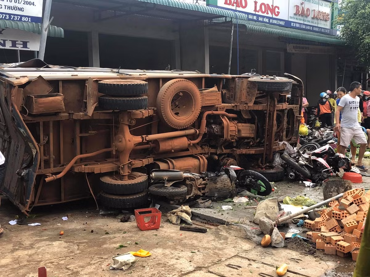 Hiện tại, lãnh đạo tỉnh Đắk Nông đang có mặt tại hiện trường để chỉ đạo khắc phục hậu quả.