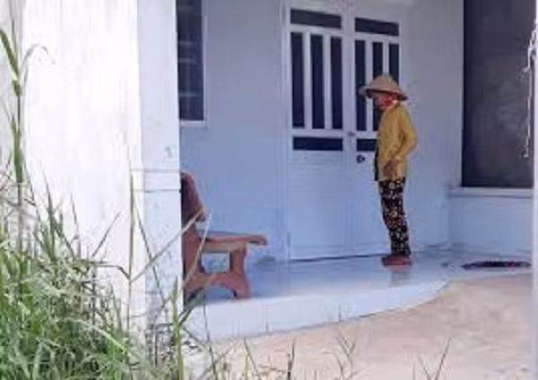 2. Đổ phân lên đầu để đòi nợ: Công an huyện Trần Đề (Sóc Trăng) đã tiếp nhận tin báo của bà Lâm Thị Ánh (58 tuổi; ngụ thị trấn Trần Đề) tố cáo bà Huỳnh Thị T. (ngụ thị trấn Trần Đề) về hành vi "Làm nhục người khác". Bà Ánh vay bà T. 60 triệu làm đám cưới cho con và cam kết trả sau đó, nhưng mãi mới trả được một nửa do con không đi làm. Khoảng 6 giờ ngày 29/5, bà T. đến đòi nợ và đổ bô phân lên đầu bà Ánh.
