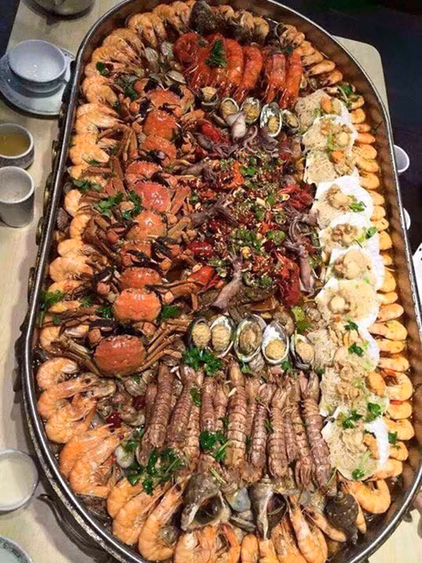 Theo đó, chủ nhà hàng này thừa nhận đã sử dụng ảnh nguồn Trung Quốc để minh họa cho món lẩu trong quán của mình. Tuy nhiên, người chủ khẳng định đây hoàn toàn không phải là một chiêu "lừa đảo" hay "treo đầu dê bán thịt chó" mà nhà hàng của anh đã đưa suất lẩu đại khủng này vào menu, sẵn sàng phục vụ khi có khách gọi, tuy nhiên mức giá lại không phải là 2 triệu đồng như dân mạng lan truyền trước đó.