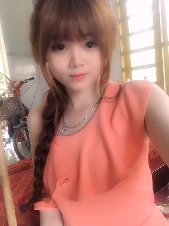 Ngắm Huyền Nhi ngoài đời thường, có thể thấy cô nàng mang vẻ đẹp búp bê, vừa trong sáng vừa dễ thương. Đôi mắt to và cặp lông mi luôn được tỉa tót kỹ càng càng khiến người đối diện liên tưởng khuôn mặt Huyền Nhi rất giống búp bê hay nhiều hot girl khác có phong cách gần giống.
