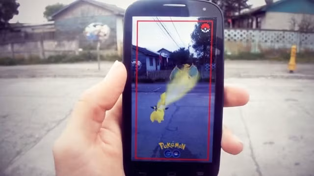 Tuy là một tựa game quá hấp dẫn, quá hot và đang tạo ra một trận "siêu bão" trên mạng xã hội, nhưng giống như Pirate King trước đây, Pokemon Go được dự đoán sẽ khiến rất nhiều bạn trẻ Việt "mất ăn mất ngủ" và cũng sẽ tạo ra một vài hậu quả khi người chơi không tìm được điểm dừng của mình. Sẽ thế nào khi các bạn trẻ ra đường chỉ bước đi một cách vô hồn và chăm chăm nhìn vào điện thoại để bắt Pokemon? Sẽ thế nào khi có người muốn tranh thủ tìm kiếm nhanh, vừa đi xe máy vừa cầm điện thoại để dò tìm "quái vật của quý"?