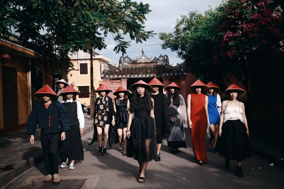 Cùng xem thêm một vài tấm hình ấn tượng khác trong bộ ảnh kỷ yếu chất nhất hệ mặt trời của các sinh viên mỹ thuật.