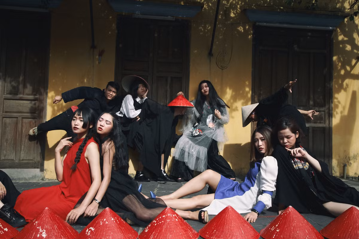 "Khó khăn của bộ ảnh là tìm được nhiếp ảnh gia nhiệt tình, hiểu concept và bắt được những khoảnh khắc của lớp trong suốt quá trình chụp. Trong khi đấy kinh phí của bọn mình lại không có nhiều. Rất may chúng mình ngỏ ý với anh Hải Lê Cao, người có khá nhiều bộ ảnh nổi tiếng trên mạng. Vốn là người yêu thích những gì độc đáo, ấn tượng và anh Hải đã đồng ý ngay", một thành viên trong nhóm cho hay.