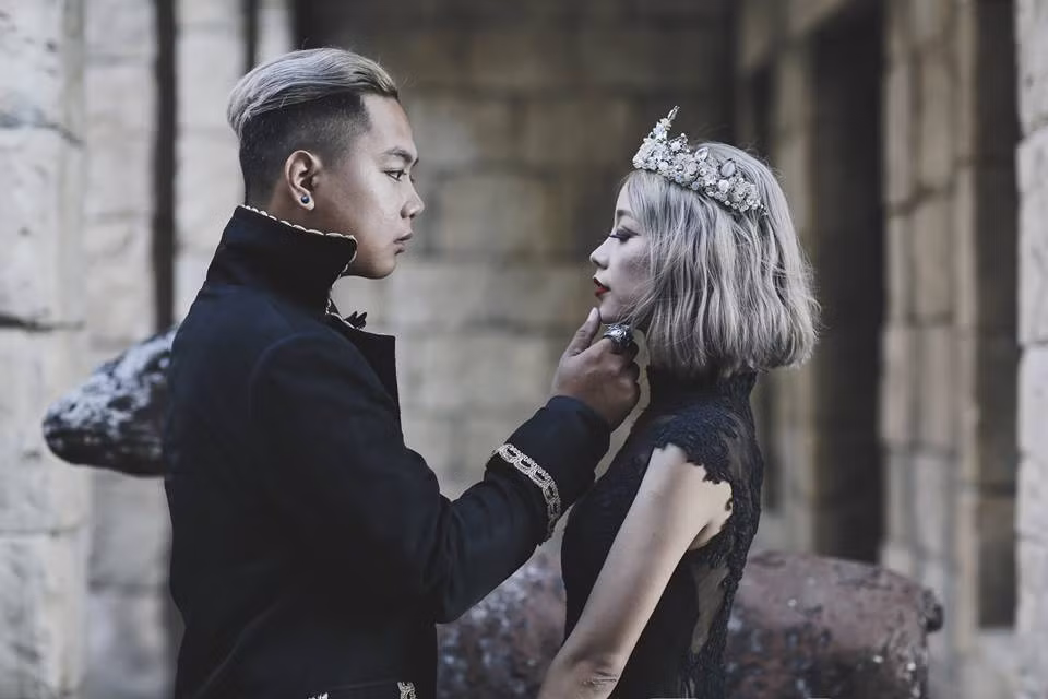 Sau khi bộ ảnh được hoàn thiện, nhiều dân mạng ngợi khen không ngớt lời về độ chất và phong cách chụp ảnh cưới bá đạo của hai vợ chồng trẻ. Họ gọi vợ chồng Đức Anh – Khánh Chi là cặp đôi quyền lực, hay cặp đôi bá đạo.