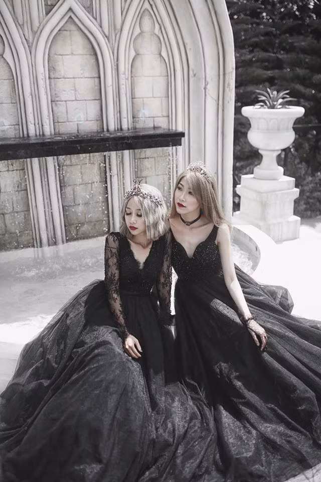 Khánh Chi kinh doanh thời trang còn Đức Anh là nhiếp ảnh gia, duyên phận của hai người lại bén rễ trong một lần gặp gỡ, hợp tác trong công việc. Sau bốn tháng trò chuyện và tìm hiểu, Đức Anh quyết định thổ lộ tình cảm, tình yêu của họ từ đó bắt đầu, bền bỉ và gắn kết.