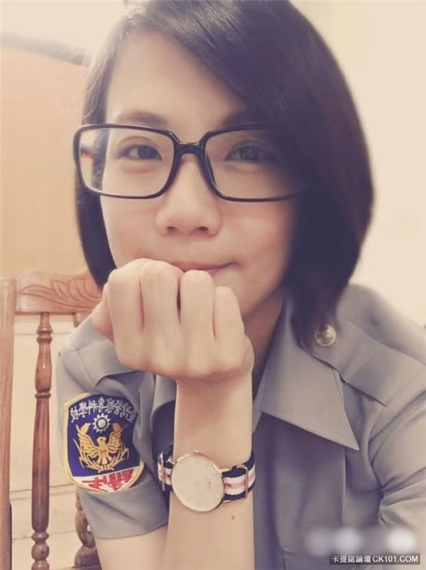 Pingjhen Taoyuan là một cô gái rất xinh xắn, trẻ trung, hiện đại... khác hẳn với hình ảnh thô cứng, đôi khi hơi khuôn mẫu của các cảnh sát nói chung. Tranh thủ giờ nghỉ giải lao tại cơ quan, thỉnh thoảng Pingjhen Taoyuan cũng chụp ảnh "tự sướng" với bộ cảnh phục khoác trên mình, toát lên một vẻ đẹp cuốn hút, vừa mạnh mẽ, vừa không thiếu độ nữ tính, đáng yêu.